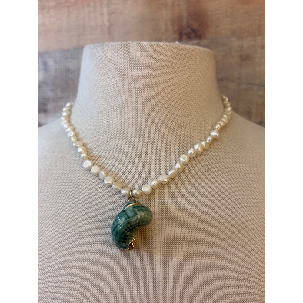 Vintage Freshwater Pearl Necklace Green Sea Shell Pendant Gold Tone Clasp 18in